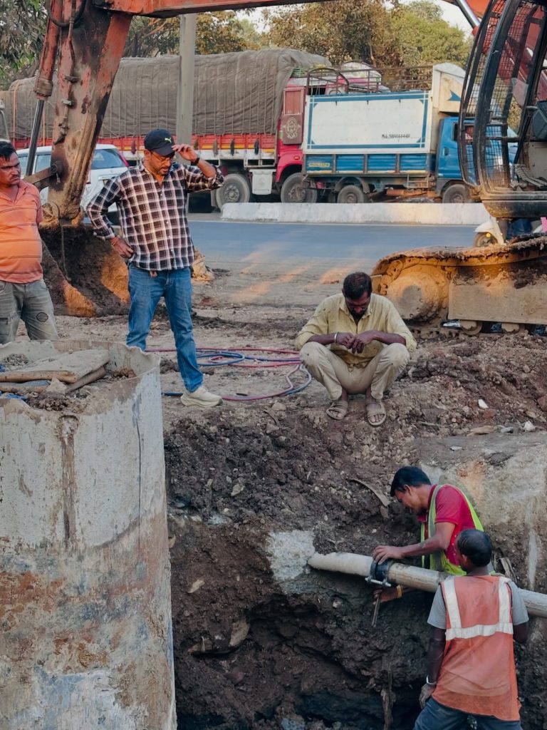 कळंबोली कालभैरव मंदिरासमोरील फुटलेली जलवाहिनी दुरुस्त; मा. नगरसेवक विजय खानावकर यांच्या पाठपुराव्याने पाणीपुरवठा सुरळीत  