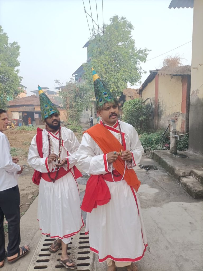 प्रभाग दोन मध्ये “दान पावलं” मत मागायला आली, वासुदेवाची स्वारी!