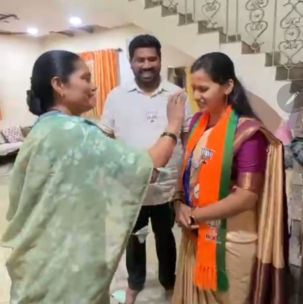 प्रभाग दोन मध्ये काजल पाटील यांचे औक्षण; मतदारांकडून हळदी-कुंकवाचा मान