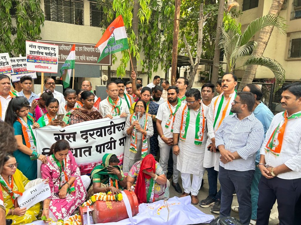 गॅस दरवाढ व टंचाई विरोधात पनवेल मध्ये काँग्रेसचा मोर्चा.