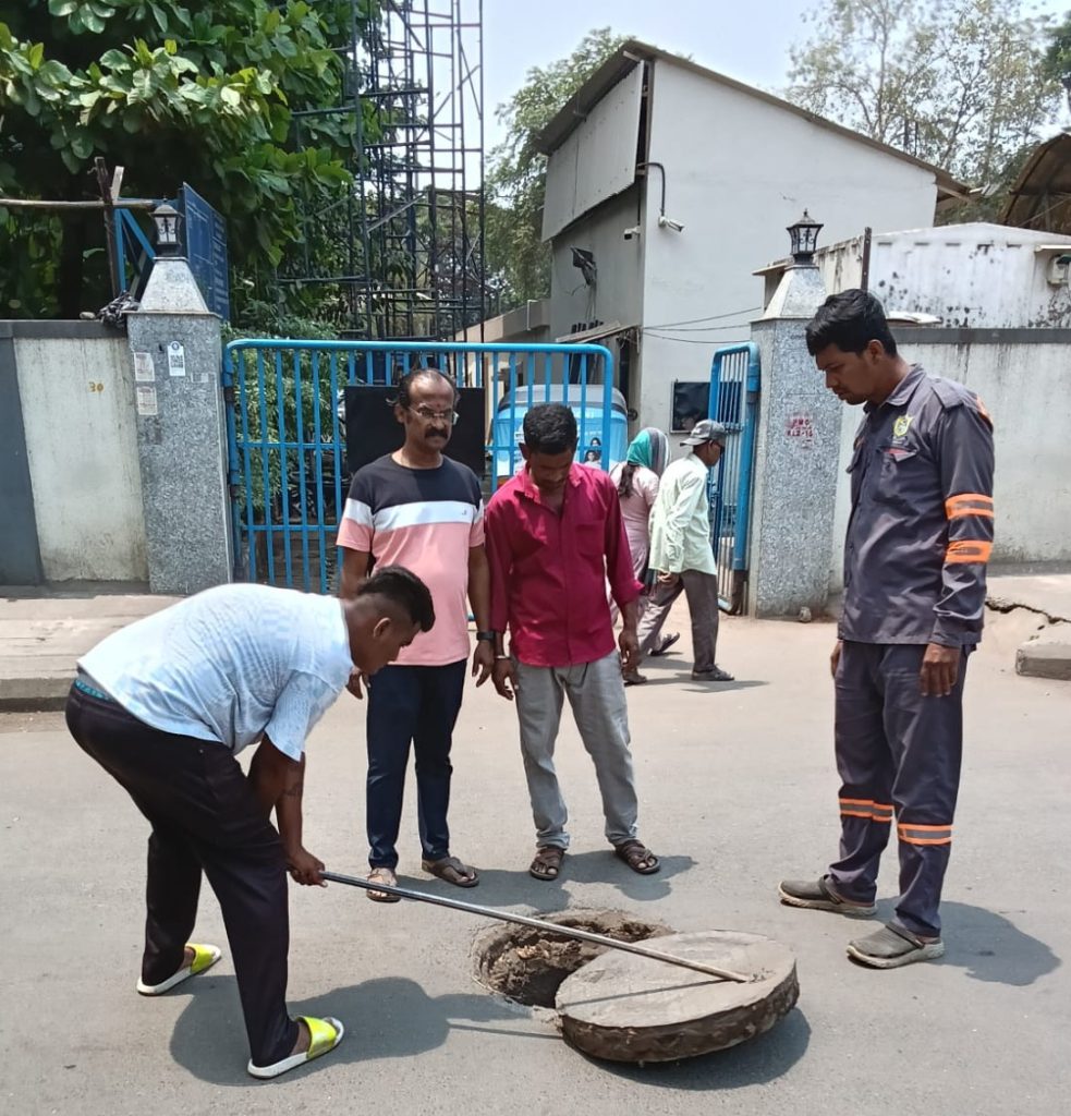 कळंबोली वसाहती मधील कचरा व ड्रेनेज समस्येवर तात्काळ कारवाई; नगरसेवक रामदास शेवाळे यांचे रहिवाशांकडून आभार