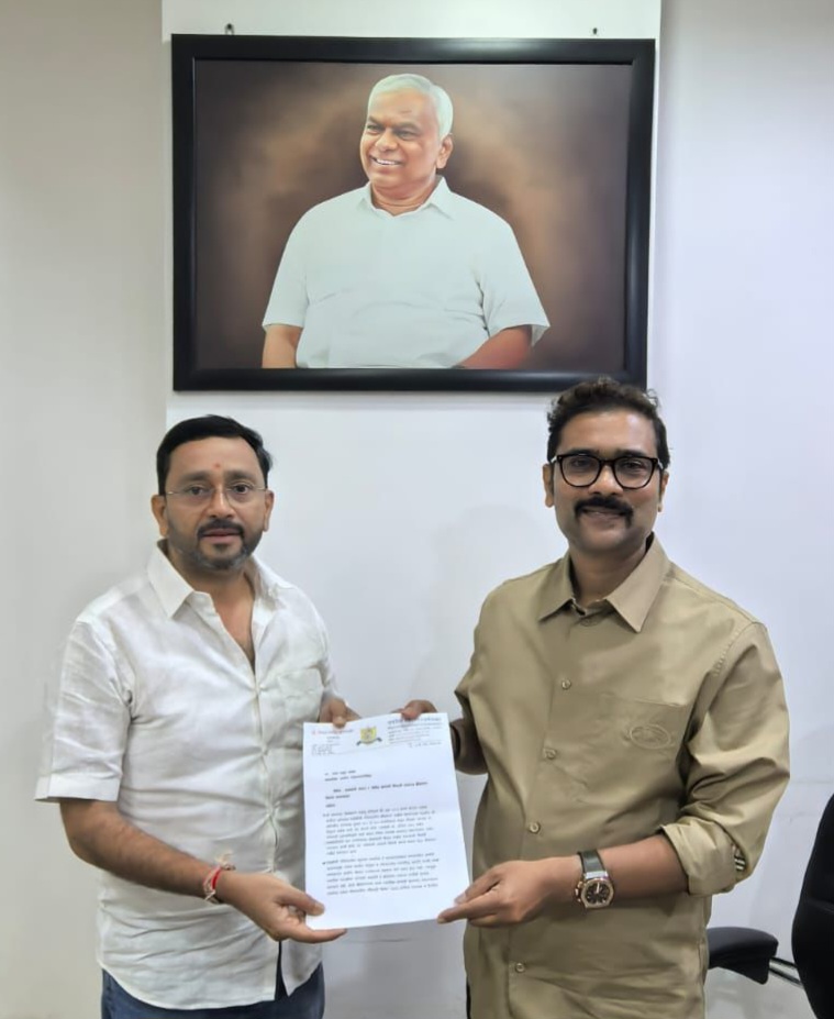 कळंबोली चे छत्रपती शिवाजी महाराज क्रीडांगण नूतनीकरण करून सर्वसामान्यांसाठी खुले करा, नगरसेवक विजय खानावकर यांची मागणी. परेश ठाकूर यांची अनुकूलता