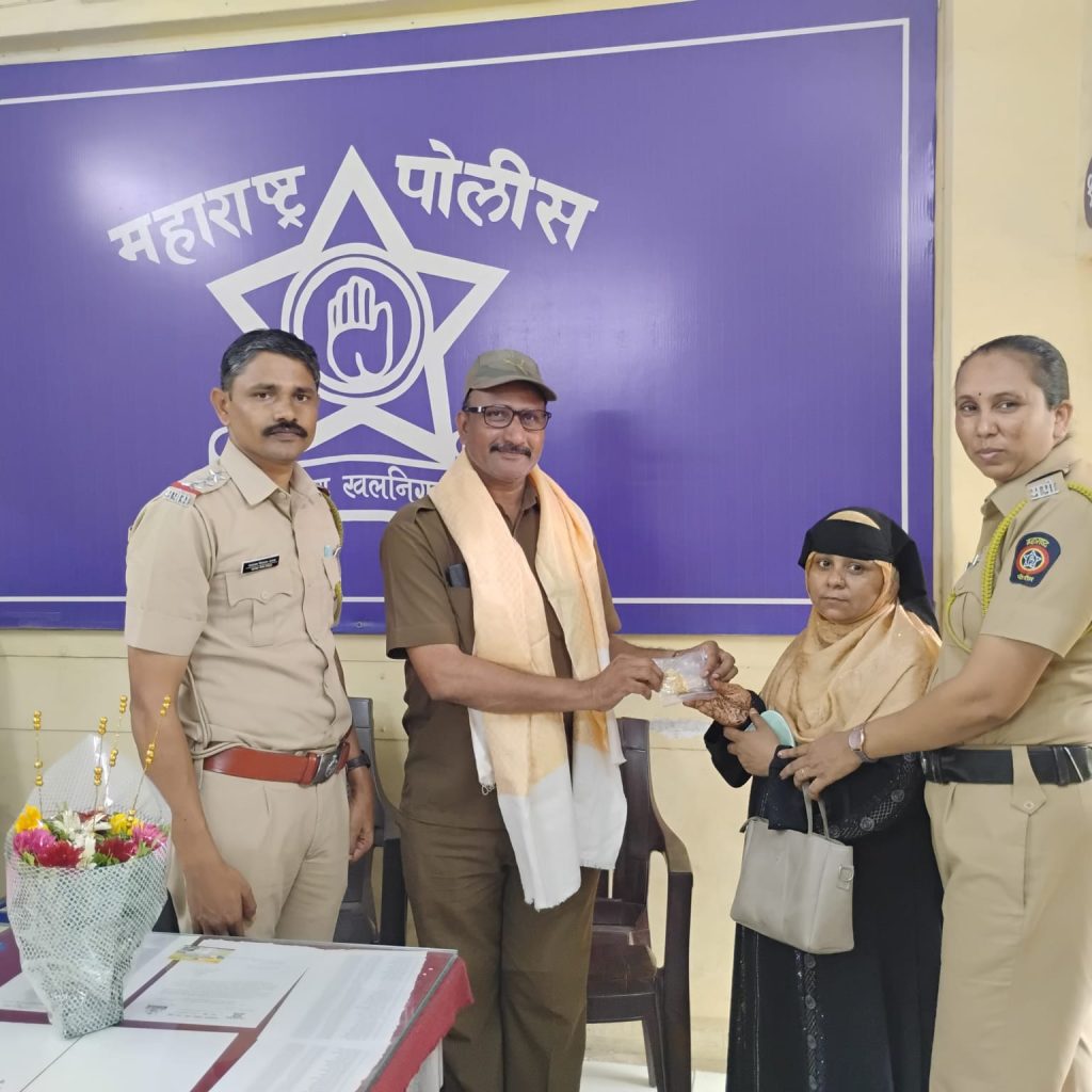 कळंबोली बसस्टॉपवरील वाहतूक नियंत्रकाच्या  सतर्कतेमुळे महिलेची सोन्याची बॅग सुखरूप परत