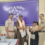 कळंबोली बसस्टॉपवरील वाहतूक नियंत्रकाच्या  सतर्कतेमुळे महिलेची सोन्याची बॅग सुखरूप परत