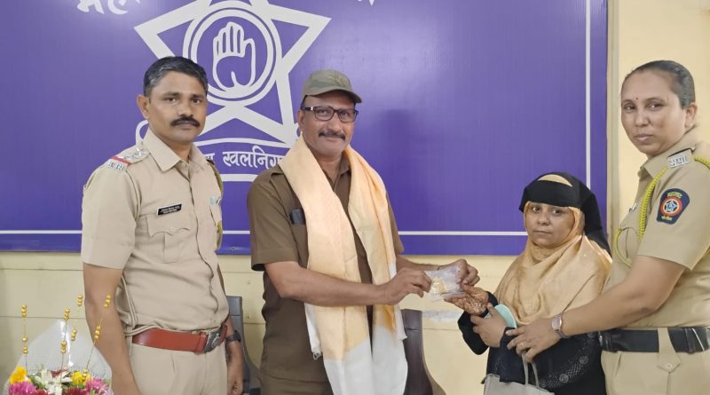 कळंबोली बसस्टॉपवरील वाहतूक नियंत्रकाच्या  सतर्कतेमुळे महिलेची सोन्याची बॅग सुखरूप परत