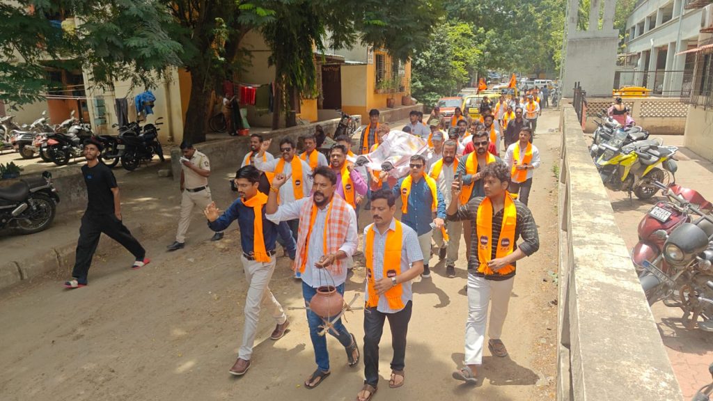 वीज संकटाविरोधात मनसेची महावितरण कार्यालयावर ‘अंत्ययात्रा’ खांदा कॉलनीत अनोखे आंदोलन; निष्क्रिय कारभाराचा निषेध