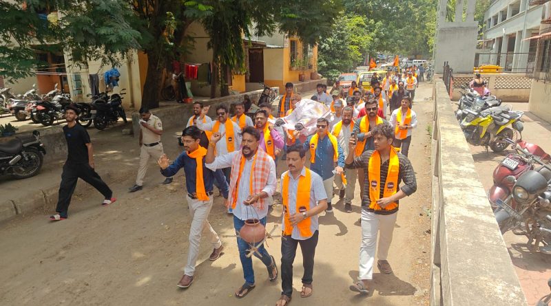 वीज संकटाविरोधात मनसेची महावितरण कार्यालयावर ‘अंत्ययात्रा’ खांदा कॉलनीत अनोखे आंदोलन; निष्क्रिय कारभाराचा निषेध वीज संकटाविरोधात मनसेची महावितरण कार्यालयावर ‘अंत्ययात्रा’ खांदा कॉलनीत अनोखे आंदोलन; निष्क्रिय कारभाराचा निषेध