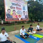 कळंबोलीत आंतरराष्ट्रीय योग दिन उत्साहात साजरा  स्वराज योगा ग्रुपचा उपक्रम; रामदास शेवाळे यांनी पटवून दिले योगाचे महत्त्व