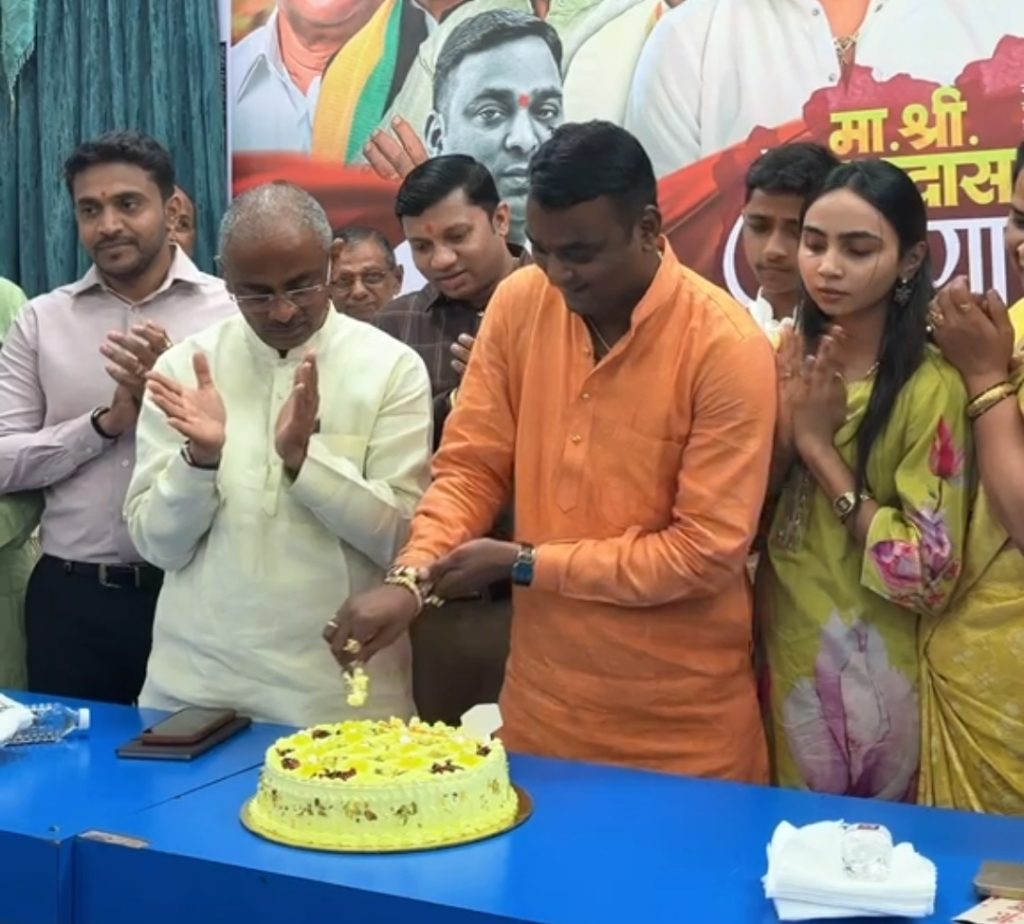 सामाजिक उपक्रमांनी साजरा झाला प्रभुदास भोईर यांचा वाढदिवस